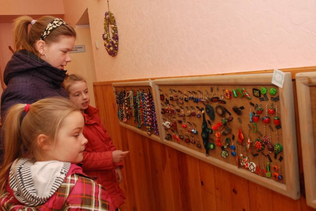 Šonedēļ Skolēnu interešu centrā Grobiņā var priecāties par lietišķās mākslas pulciņu un kursu dalībnieku veikumu, skaistajām lietiņām netrūkst arī pircēju. 

Izstādē var priecāties par visu lietišķās mākslas pulciņu un kursu dalībnieku...
Autors: Iluta Dreimane