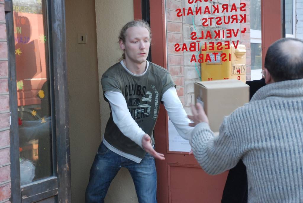 Trešdien pirms pulksten 9 jautrā un darbīgā gaisotnē tika izkrautas Eiropas Komisijas pārtikas pakas Sarkanā Krusta Liepājas komitejā. Tālāk lielā fūra devās uz Grobiņu. 
"Tā nav talka, tas ir ikdienas darbs. Apmēram divreiz mēnesī, jo ir...
Autors: Ilze Vainovska