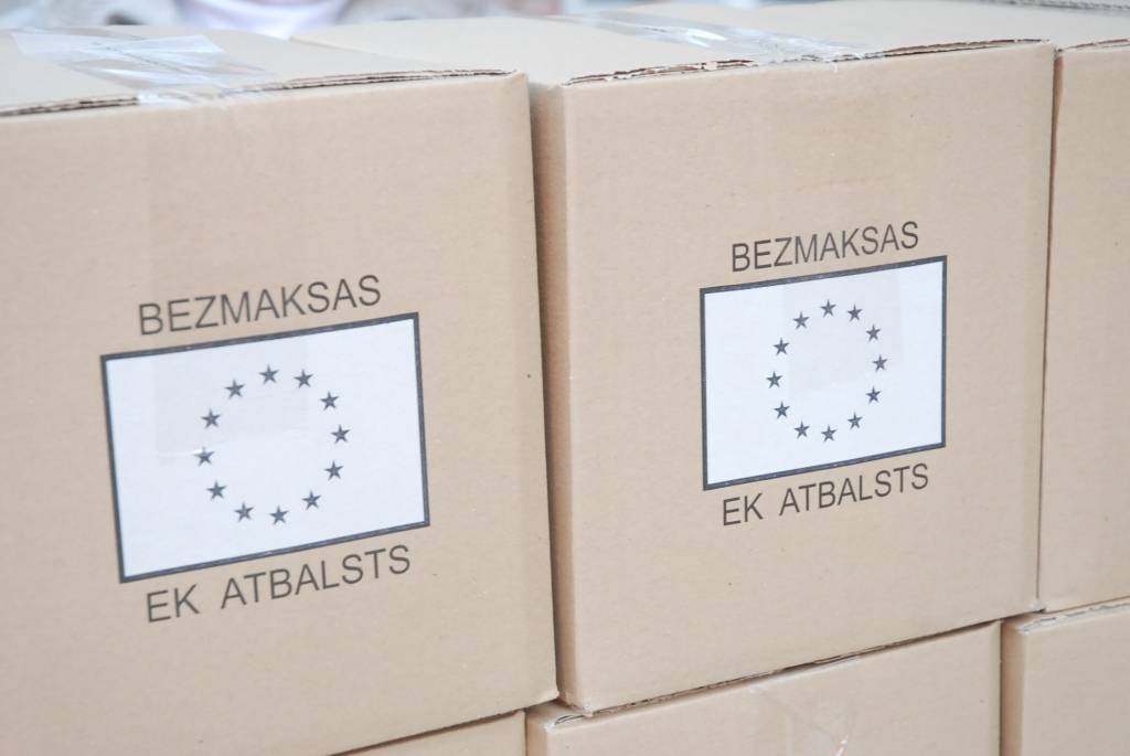 Trešdien pirms pulksten 9 jautrā un darbīgā gaisotnē tika izkrautas Eiropas Komisijas pārtikas pakas Sarkanā Krusta Liepājas komitejā. Tālāk lielā fūra devās uz Grobiņu. 
"Tā nav talka, tas ir ikdienas darbs. Apmēram divreiz mēnesī, jo ir...
Autors: Ilze Vainovska