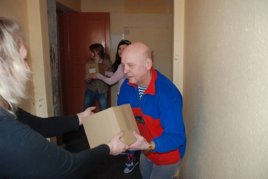 Trešdien pirms pulksten 9 jautrā un darbīgā gaisotnē tika izkrautas Eiropas Komisijas pārtikas pakas Sarkanā Krusta Liepājas komitejā. Tālāk lielā fūra devās uz Grobiņu. 
"Tā nav talka, tas ir ikdienas darbs. Apmēram divreiz mēnesī, jo ir...
Autors: Ilze Vainovska