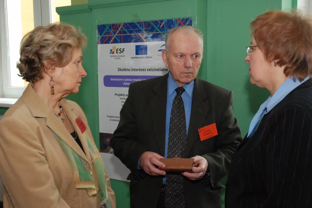 Līdz 2011. gada augustam Latvijā risināsies Eiropas Sociālā fonda projekta “Dabaszinātnes un matemātika” aktivitātes. Projekta gaitā skolotāji mācās pielāgot mācību metodes mūsdienu prasībām, pievēršot pastiprinātu uzmanību radošai...
Autors: Iluta Dreimane