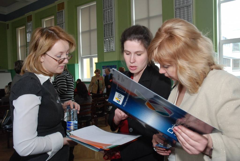 Līdz 2011. gada augustam Latvijā risināsies Eiropas Sociālā fonda projekta “Dabaszinātnes un matemātika” aktivitātes. Projekta gaitā skolotāji mācās pielāgot mācību metodes mūsdienu prasībām, pievēršot pastiprinātu uzmanību radošai...
Autors: Iluta Dreimane