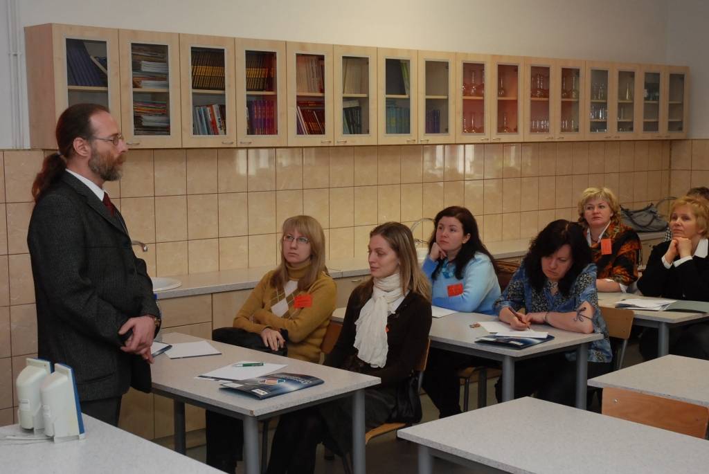 Līdz 2011. gada augustam Latvijā risināsies Eiropas Sociālā fonda projekta “Dabaszinātnes un matemātika” aktivitātes. Projekta gaitā skolotāji mācās pielāgot mācību metodes mūsdienu prasībām, pievēršot pastiprinātu uzmanību radošai...
Autors: Iluta Dreimane