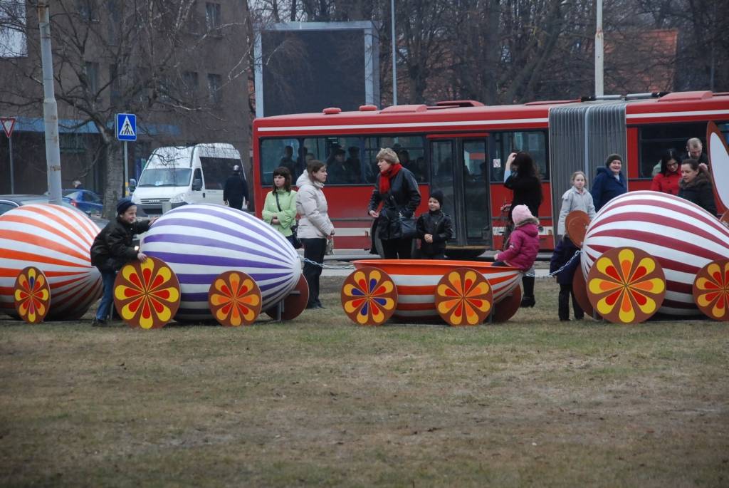 Lielus un mazus liepājniekus un pilsētas viesus nedēļas nogalē sajūsmināja Lieldienu zaķis ar olu vilcieniņu. Tas tukšs nebija ne mirkli, jo bērni labprāt gribēja pavizināties. 
