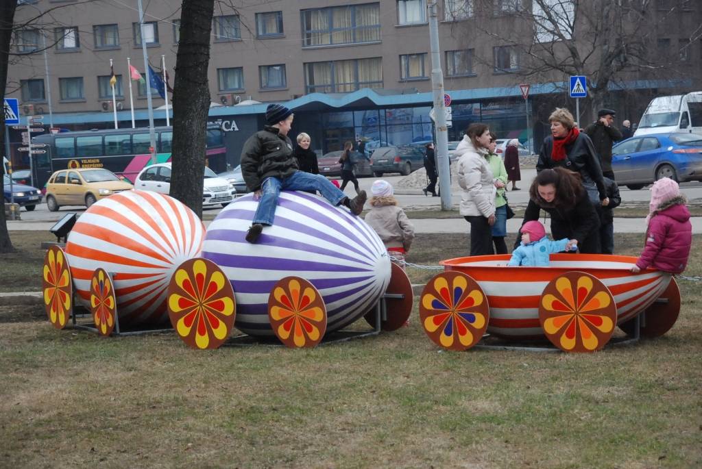 Lielus un mazus liepājniekus un pilsētas viesus nedēļas nogalē sajūsmināja Lieldienu zaķis ar olu vilcieniņu. Tas tukšs nebija ne mirkli, jo bērni labprāt gribēja pavizināties. 