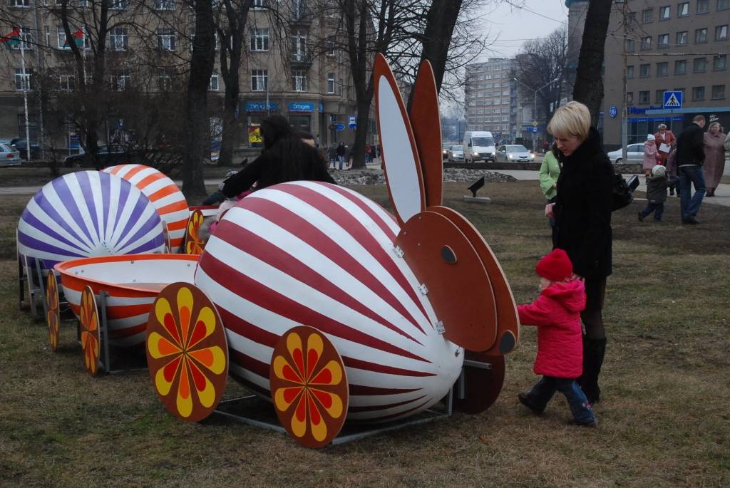 Lielus un mazus liepājniekus un pilsētas viesus nedēļas nogalē sajūsmināja Lieldienu zaķis ar olu vilcieniņu. Tas tukšs nebija ne mirkli, jo bērni labprāt gribēja pavizināties. 