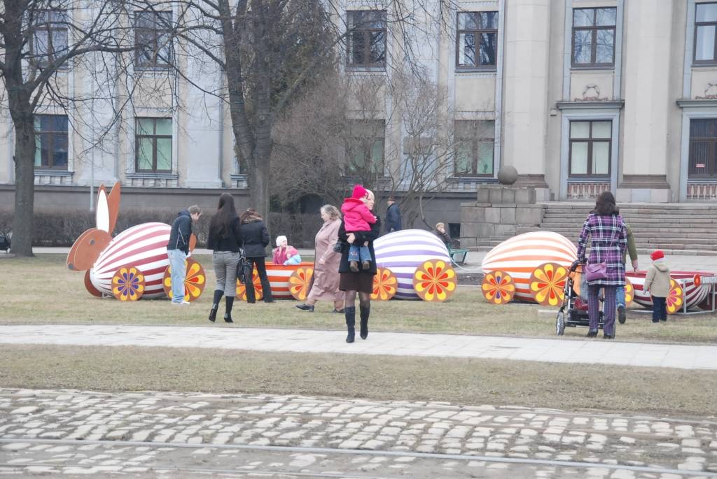 Lielus un mazus liepājniekus un pilsētas viesus nedēļas nogalē sajūsmināja Lieldienu zaķis ar olu vilcieniņu. Tas tukšs nebija ne mirkli, jo bērni labprāt gribēja pavizināties. 