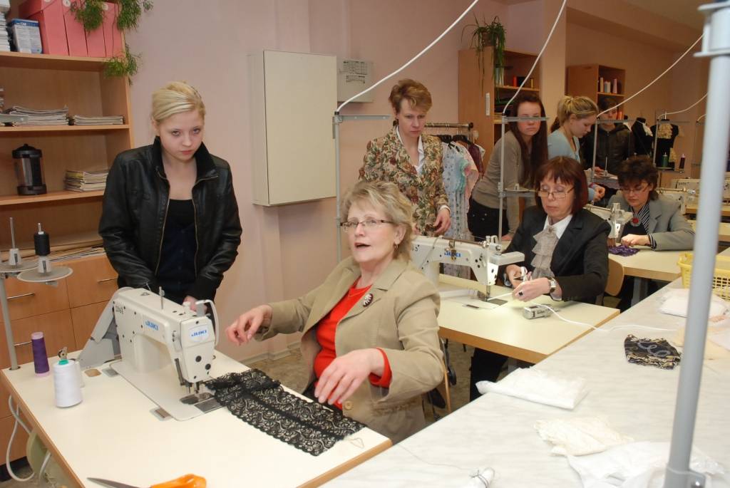 Liepājas Tūrisma un tekstila skolā daudz interesentu ieradās uz Informācijas dienu, kuras laikā varēja iepazīties ar izglītības iestādi un tur apgūstamajām profesijām. 

Piektdien visas dienas garumā jaunieši darbojās radošajās darbnīcās,...
Autors: Iluta Dreimane