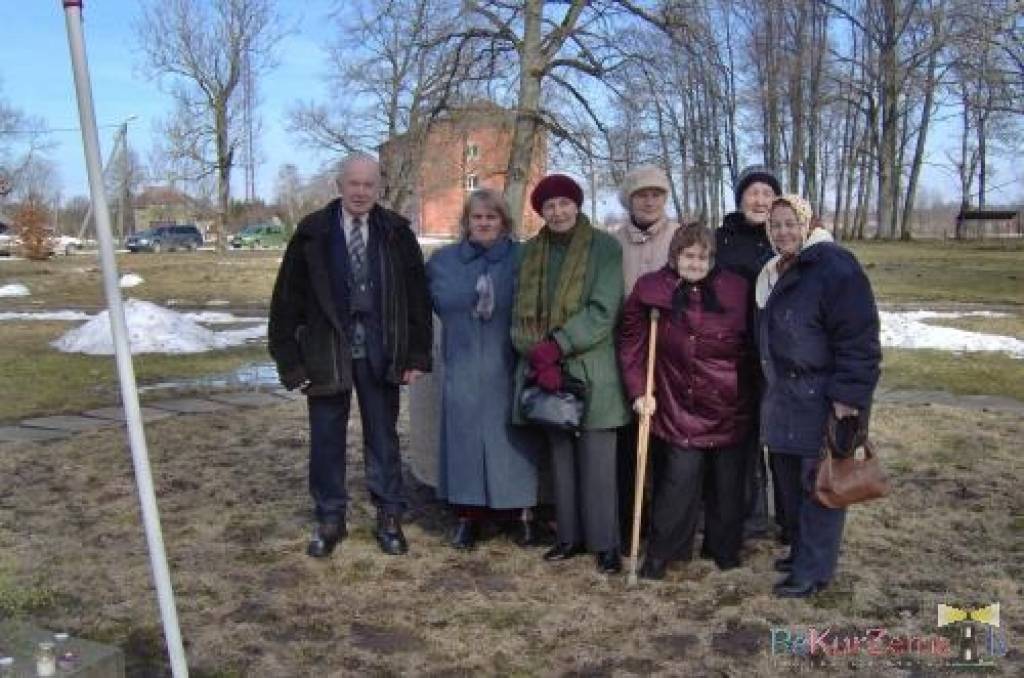 25.marts daudzu latviešu ģimenēs ir īpaši skumja diena. Pirms 61 gada agrā marta rītā pie daudzu durvīm atskanēja skaudri klauvējieni, ļaudis pēkšņi tika izrauti no mājām un aizvesti tūkstošiem kilometru tālu, lai, kā tā laika vara bija...