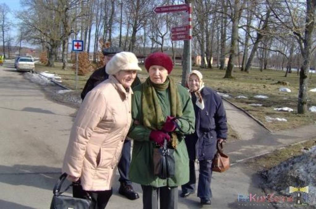 25.marts daudzu latviešu ģimenēs ir īpaši skumja diena. Pirms 61 gada agrā marta rītā pie daudzu durvīm atskanēja skaudri klauvējieni, ļaudis pēkšņi tika izrauti no mājām un aizvesti tūkstošiem kilometru tālu, lai, kā tā laika vara bija...