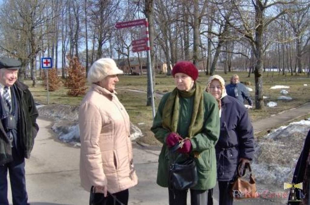 25.marts daudzu latviešu ģimenēs ir īpaši skumja diena. Pirms 61 gada agrā marta rītā pie daudzu durvīm atskanēja skaudri klauvējieni, ļaudis pēkšņi tika izrauti no mājām un aizvesti tūkstošiem kilometru tālu, lai, kā tā laika vara bija...