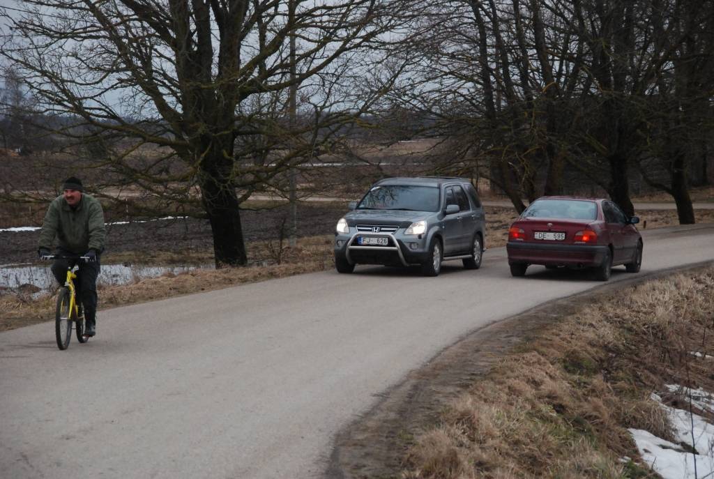 Vakar, 24. martā, kad vietējos apšalca ziņa, ka, iespējams, tiks spridzināts ledus Bārtas upē, situāciju brauca pētīt daudzi ziņkārīgie - atbraukuši bija gan no Liepājas, Rucavas, Grobiņas un citurienes. Šodien, 25. martā, tiek ziņots, ka...
