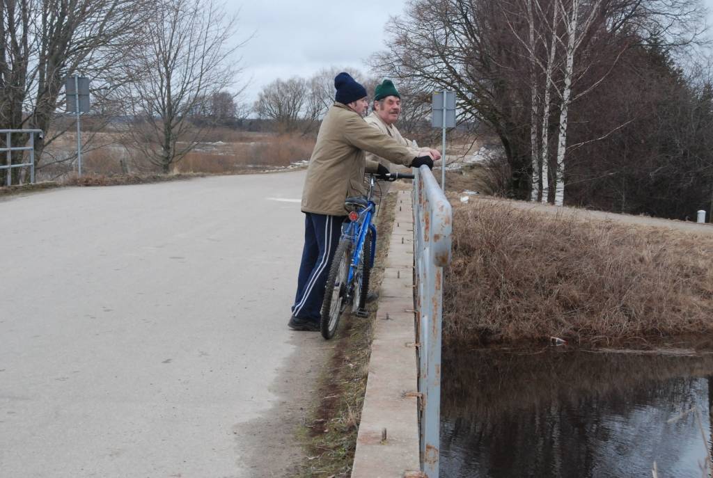Vakar, 24. martā, kad vietējos apšalca ziņa, ka, iespējams, tiks spridzināts ledus Bārtas upē, situāciju brauca pētīt daudzi ziņkārīgie - atbraukuši bija gan no Liepājas, Rucavas, Grobiņas un citurienes. Šodien, 25. martā, tiek ziņots, ka...