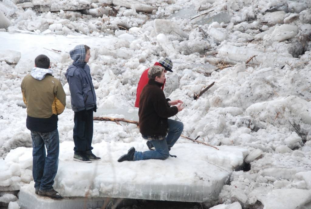 Vakar, 24. martā, kad vietējos apšalca ziņa, ka, iespējams, tiks spridzināts ledus Bārtas upē, situāciju brauca pētīt daudzi ziņkārīgie - atbraukuši bija gan no Liepājas, Rucavas, Grobiņas un citurienes. Šodien, 25. martā, tiek ziņots, ka...