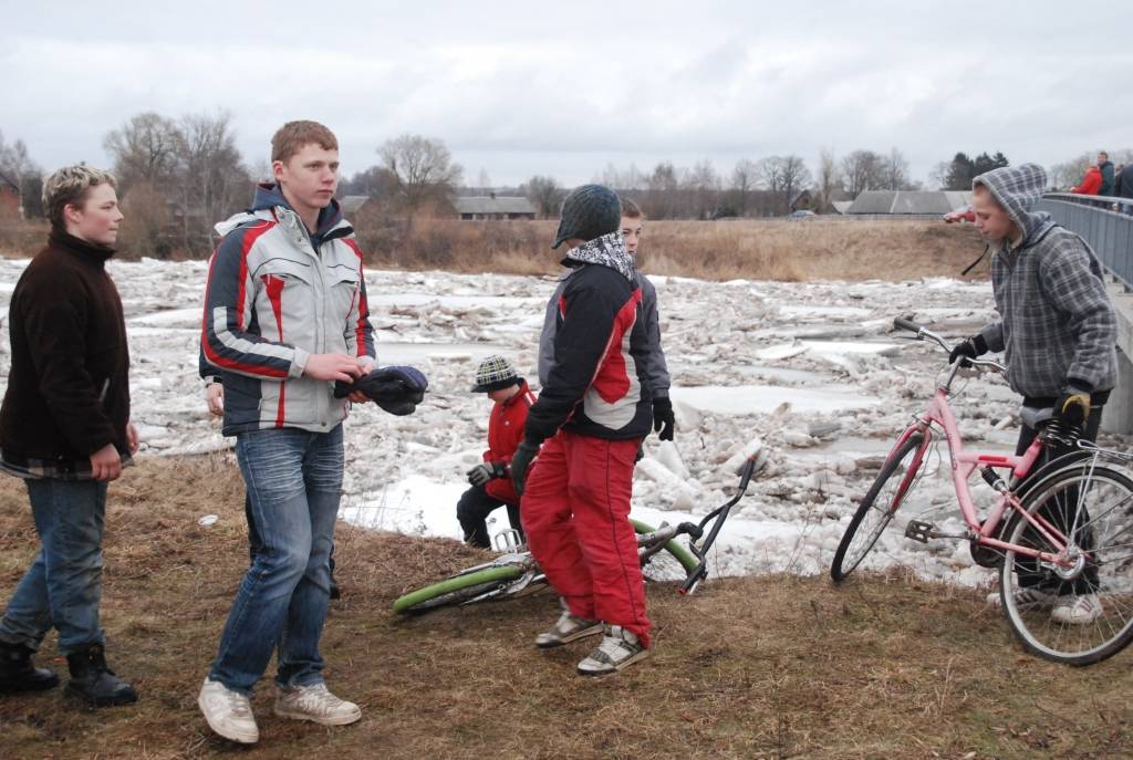 Vakar, 24. martā, kad vietējos apšalca ziņa, ka, iespējams, tiks spridzināts ledus Bārtas upē, situāciju brauca pētīt daudzi ziņkārīgie - atbraukuši bija gan no Liepājas, Rucavas, Grobiņas un citurienes. Šodien, 25. martā, tiek ziņots, ka...