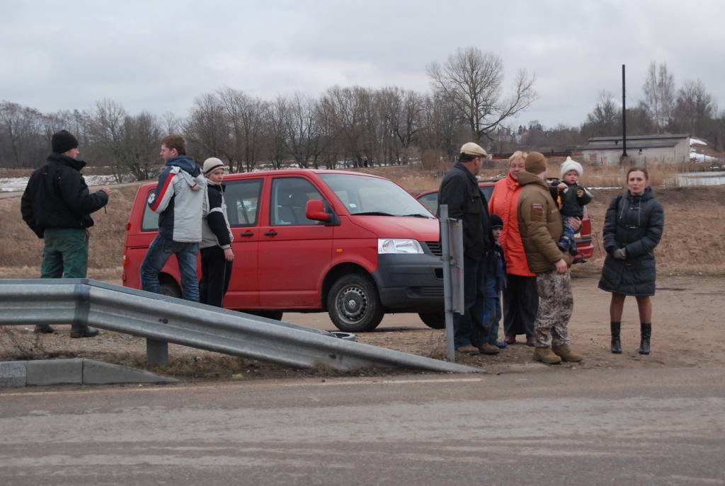 Vakar, 24. martā, kad vietējos apšalca ziņa, ka, iespējams, tiks spridzināts ledus Bārtas upē, situāciju brauca pētīt daudzi ziņkārīgie - atbraukuši bija gan no Liepājas, Rucavas, Grobiņas un citurienes. Šodien, 25. martā, tiek ziņots, ka...