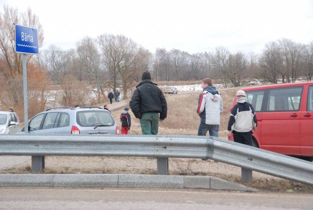 Vakar, 24. martā, kad vietējos apšalca ziņa, ka, iespējams, tiks spridzināts ledus Bārtas upē, situāciju brauca pētīt daudzi ziņkārīgie - atbraukuši bija gan no Liepājas, Rucavas, Grobiņas un citurienes. Šodien, 25. martā, tiek ziņots, ka...