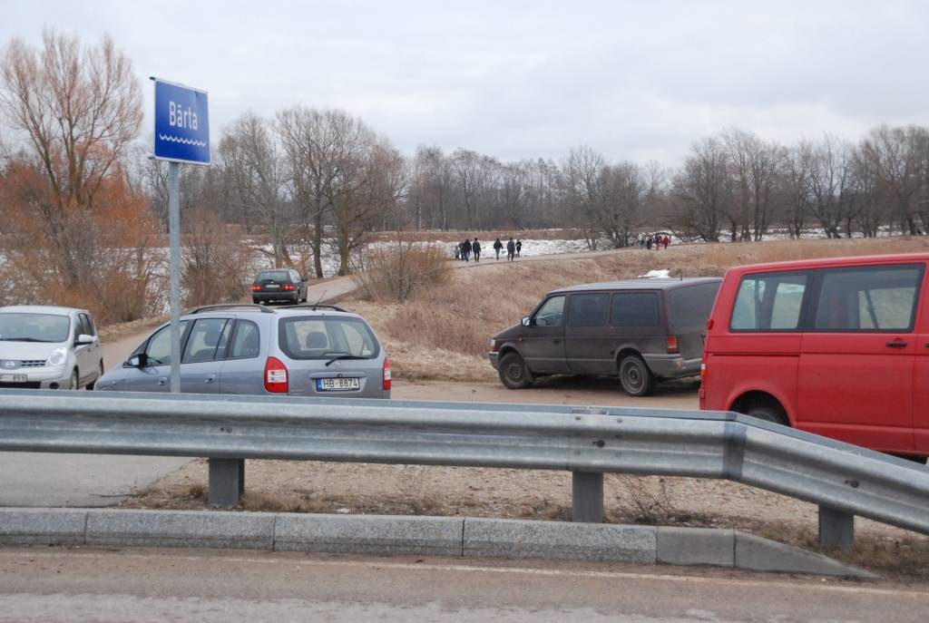 Vakar, 24. martā, kad vietējos apšalca ziņa, ka, iespējams, tiks spridzināts ledus Bārtas upē, situāciju brauca pētīt daudzi ziņkārīgie - atbraukuši bija gan no Liepājas, Rucavas, Grobiņas un citurienes. Šodien, 25. martā, tiek ziņots, ka...
