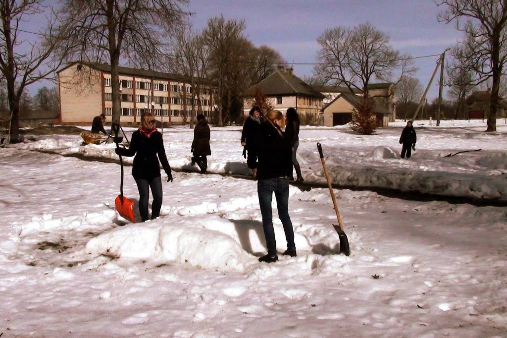 Cīravā pirmā pavasara diena – 21.martā – atausa jauka un saulaina un aicināt aicināja visus laukā. Daudzi gaida vēl siltākas dienas, taču neliels pulciņš bija pakļāvušies saulainā rīta aicinājumam un bija redzami Alus dārzā būvējam sniega...