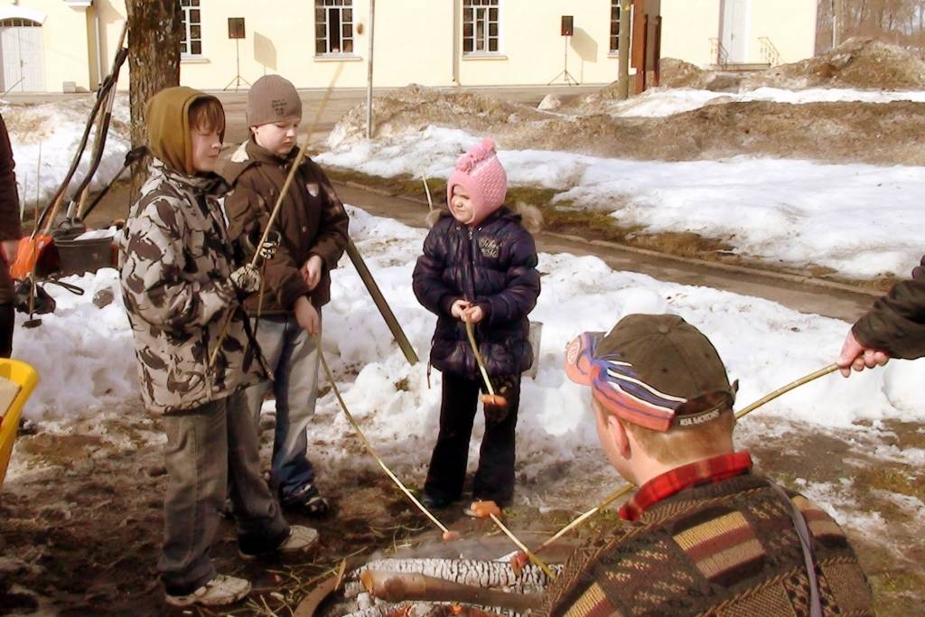 Cīravā pirmā pavasara diena – 21.martā – atausa jauka un saulaina un aicināt aicināja visus laukā. Daudzi gaida vēl siltākas dienas, taču neliels pulciņš bija pakļāvušies saulainā rīta aicinājumam un bija redzami Alus dārzā būvējam sniega...