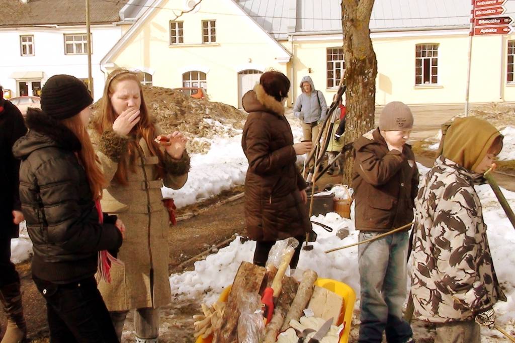 Cīravā pirmā pavasara diena – 21.martā – atausa jauka un saulaina un aicināt aicināja visus laukā. Daudzi gaida vēl siltākas dienas, taču neliels pulciņš bija pakļāvušies saulainā rīta aicinājumam un bija redzami Alus dārzā būvējam sniega...