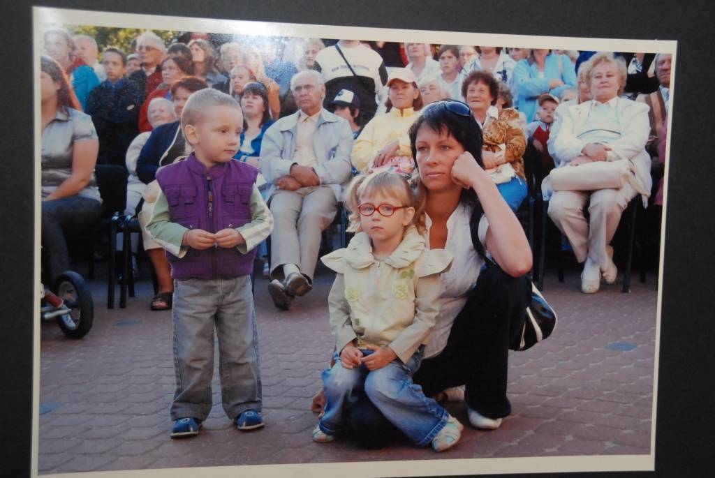 Kā krāsains sveiciens Liepājai tās 385. dzimšanas dienā ir abas Latviešu biedrības namā skatāmās izstādes – fotogrāfijas no Liepājas Leļļu teātra arhīva ar nosaukumu “Mums patīk Lelles...”, kas papildina mākslinieces Inetas Ķergalves...
Autors: Sarmīte Štrausa