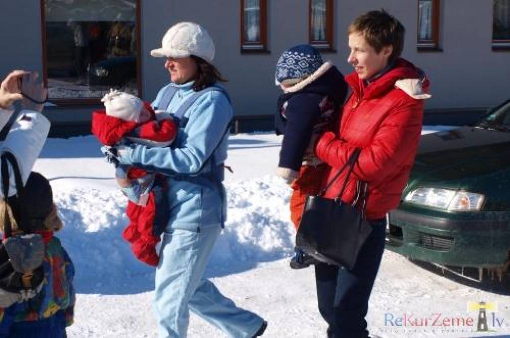 Lažas pagasta viesu namā “Lejasraķi” 6. martā notika slēpotāju svētki, ziemas sporta inventāra izpārdošana un konsultācijas.
Autors: ReKurZeme, portāls
