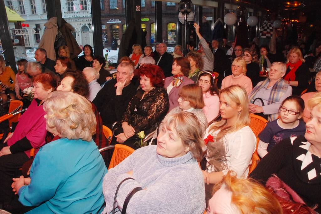 11. martā Latvijas 1. rokkafejnīcā aukustiskās mūzikas pasākumu sērijā "Ceturtdienas melodijas laternu gaismā" bija īpašs notikums – Austrasdienas. Tajās piedalījās Austra Pumpure, Kristīne Locika, Kristaps Sudmalis, Kristīne Ģelze, Iveta...
Autors: ReKurZeme, portāls