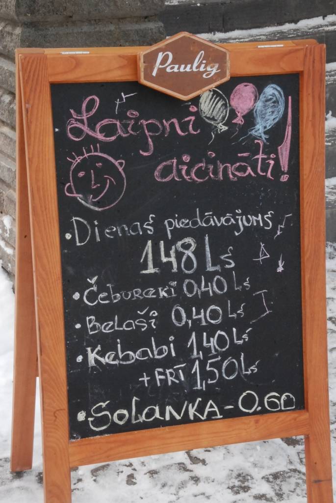 Liepājas centrā, Rožu laukumā, durvis atkal vēris bistro. "Trīs vanagi" jau pērn augustā šajā vietā bija iekārtojušies, turklāt kopā ar "Talsu gaļas" stendu. Tagad "Talsu gaļas" stenda tur vairs nav. Kādu brīdi bija pazudis arī pats...
Autors: ReKurZeme, portāls