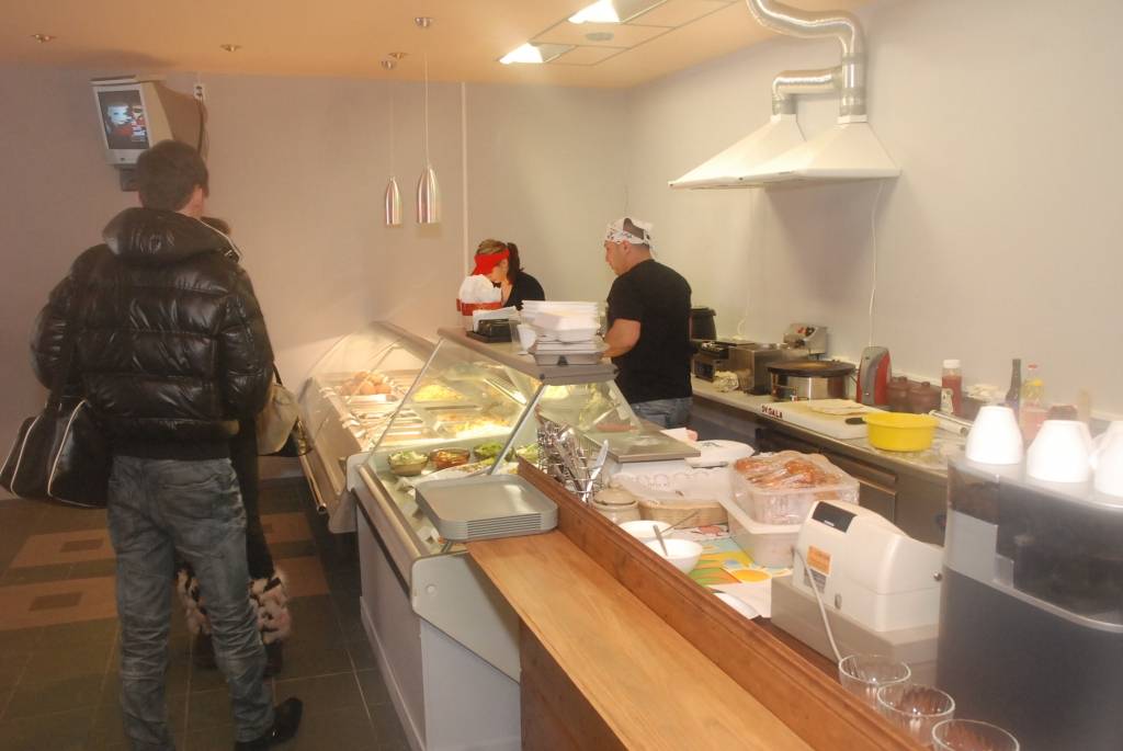 Liepājas centrā, Rožu laukumā, durvis atkal vēris bistro. "Trīs vanagi" jau pērn augustā šajā vietā bija iekārtojušies, turklāt kopā ar "Talsu gaļas" stendu. Tagad "Talsu gaļas" stenda tur vairs nav. Kādu brīdi bija pazudis arī pats...
Autors: ReKurZeme, portāls
