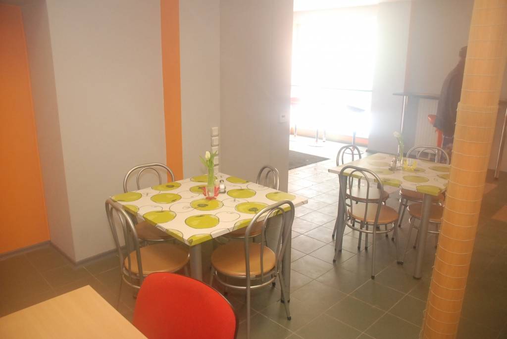 Liepājas centrā, Rožu laukumā, durvis atkal vēris bistro. "Trīs vanagi" jau pērn augustā šajā vietā bija iekārtojušies, turklāt kopā ar "Talsu gaļas" stendu. Tagad "Talsu gaļas" stenda tur vairs nav. Kādu brīdi bija pazudis arī pats...
Autors: ReKurZeme, portāls