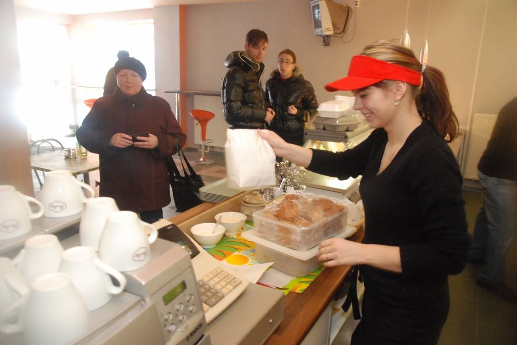 Liepājas centrā, Rožu laukumā, durvis atkal vēris bistro. "Trīs vanagi" jau pērn augustā šajā vietā bija iekārtojušies, turklāt kopā ar "Talsu gaļas" stendu. Tagad "Talsu gaļas" stenda tur vairs nav. Kādu brīdi bija pazudis arī pats...
Autors: ReKurZeme, portāls