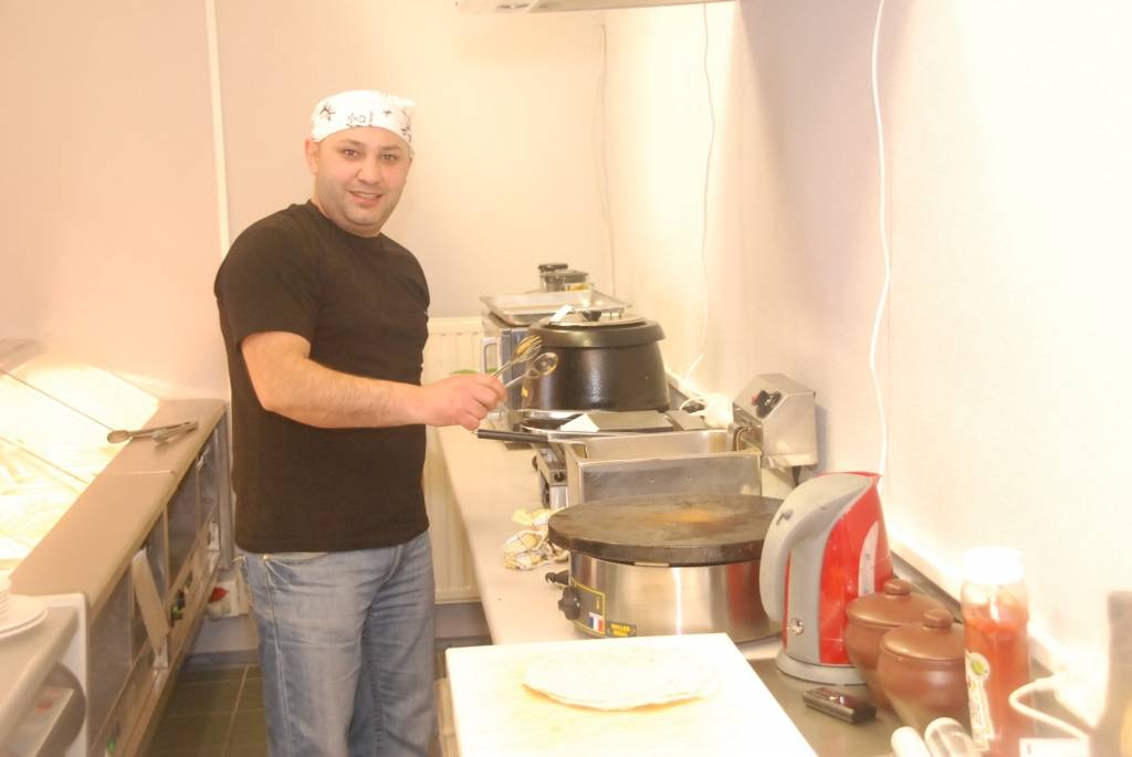 Liepājas centrā, Rožu laukumā, durvis atkal vēris bistro. "Trīs vanagi" jau pērn augustā šajā vietā bija iekārtojušies, turklāt kopā ar "Talsu gaļas" stendu. Tagad "Talsu gaļas" stenda tur vairs nav. Kādu brīdi bija pazudis arī pats...
Autors: ReKurZeme, portāls