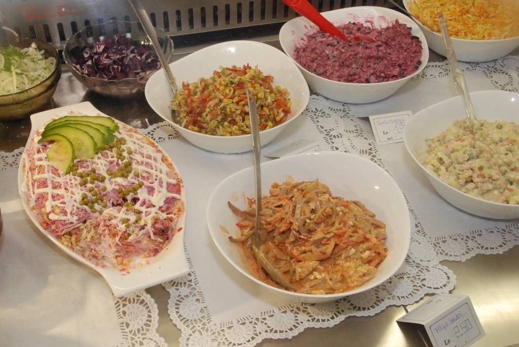 Liepājas centrā, Rožu laukumā, durvis atkal vēris bistro. "Trīs vanagi" jau pērn augustā šajā vietā bija iekārtojušies, turklāt kopā ar "Talsu gaļas" stendu. Tagad "Talsu gaļas" stenda tur vairs nav. Kādu brīdi bija pazudis arī pats...
Autors: ReKurZeme, portāls