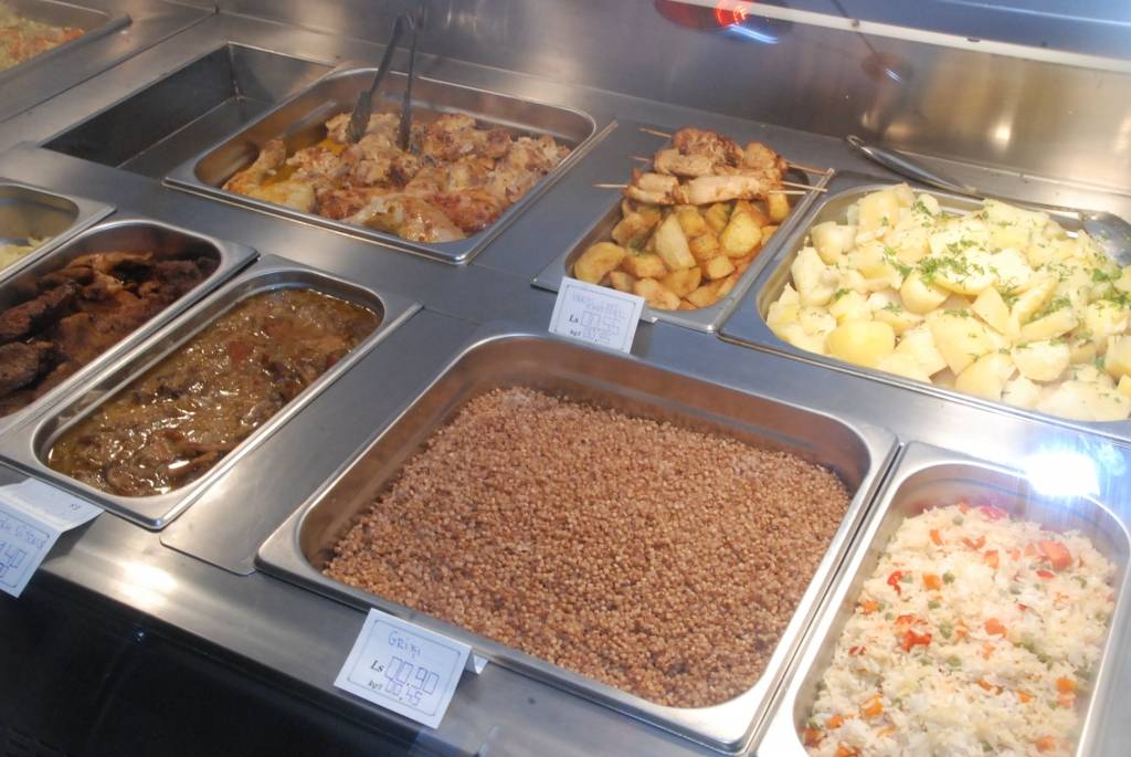 Liepājas centrā, Rožu laukumā, durvis atkal vēris bistro. "Trīs vanagi" jau pērn augustā šajā vietā bija iekārtojušies, turklāt kopā ar "Talsu gaļas" stendu. Tagad "Talsu gaļas" stenda tur vairs nav. Kādu brīdi bija pazudis arī pats...
Autors: ReKurZeme, portāls