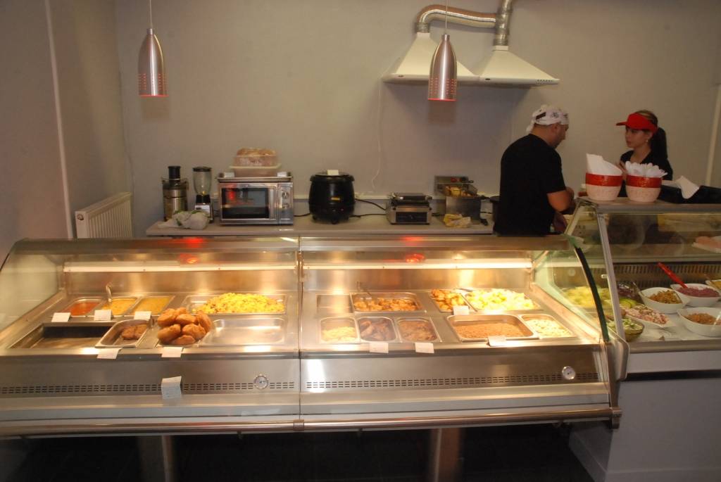 Liepājas centrā, Rožu laukumā, durvis atkal vēris bistro. "Trīs vanagi" jau pērn augustā šajā vietā bija iekārtojušies, turklāt kopā ar "Talsu gaļas" stendu. Tagad "Talsu gaļas" stenda tur vairs nav. Kādu brīdi bija pazudis arī pats...
Autors: ReKurZeme, portāls
