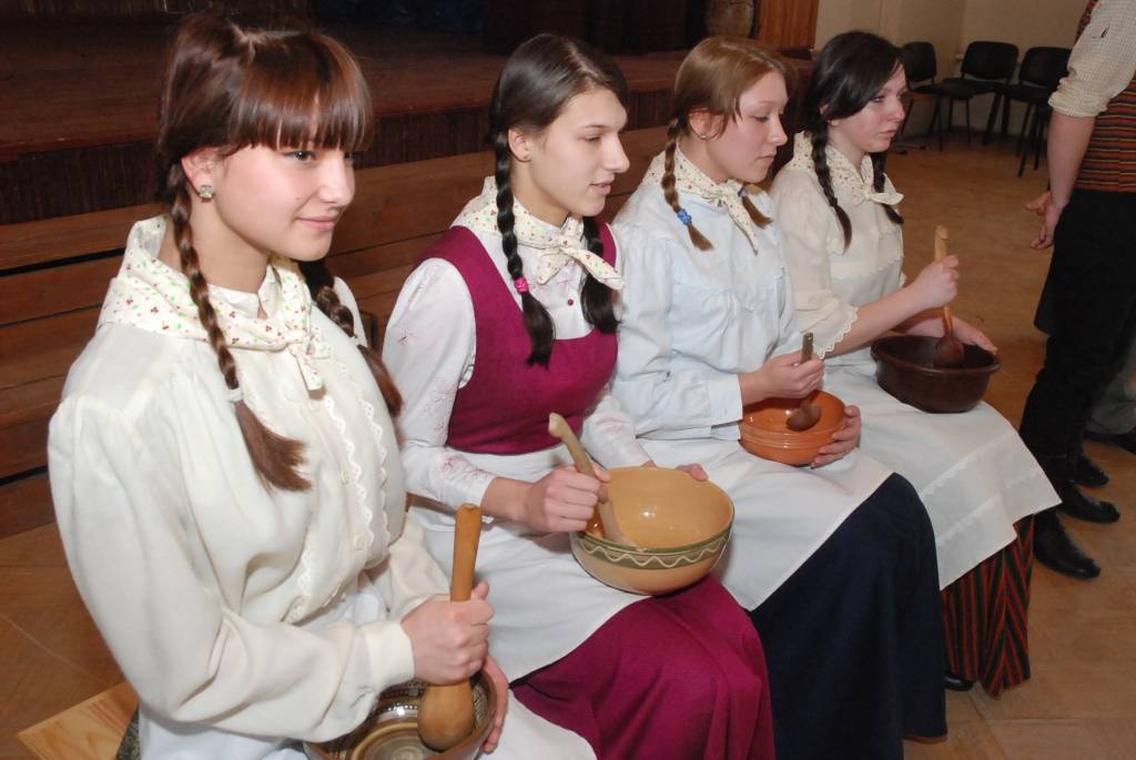 Liepājā “Amatnieku svētkos” jaunieši no Liepājas Būvamatniecības vidusskolas, Liepājas Tūrisma un tekstila skolas, Rīgas tehniskās universitātes (RTU) Liepājas filiāles profesionālās vidusskolas, kā arī Cīravas arodvidusskolas atraktīvi...
Autors: Iluta Dreimane