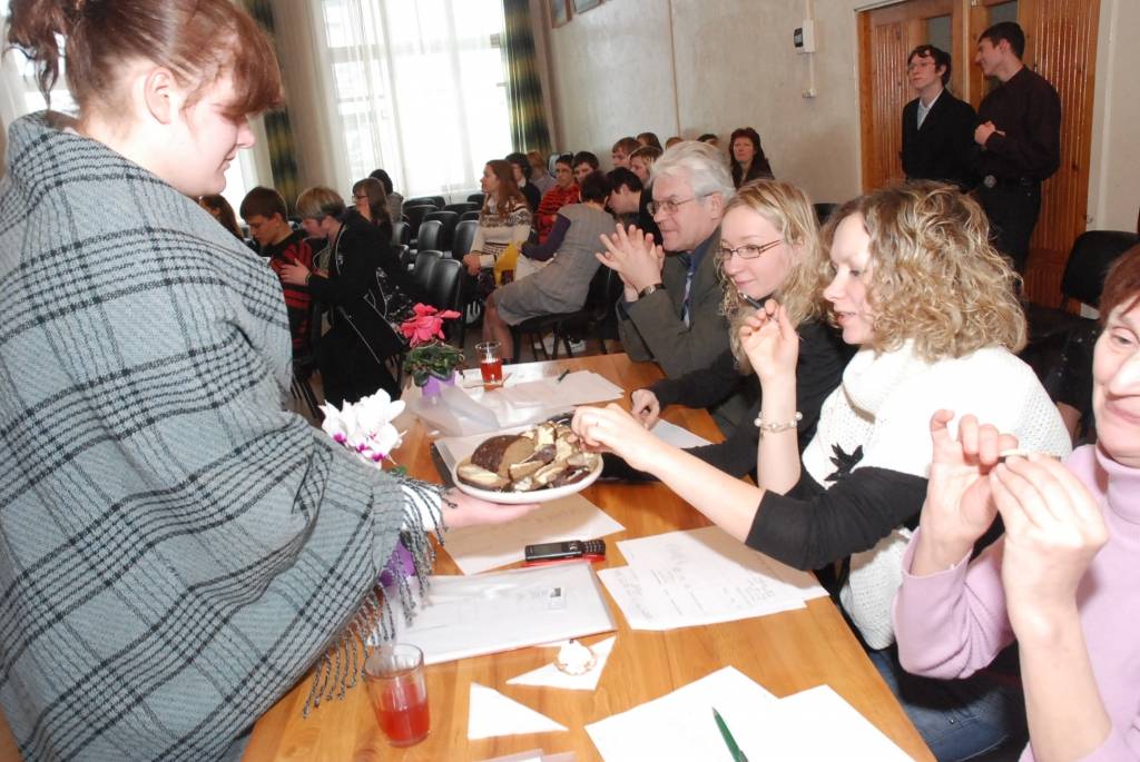 Liepājā “Amatnieku svētkos” jaunieši no Liepājas Būvamatniecības vidusskolas, Liepājas Tūrisma un tekstila skolas, Rīgas tehniskās universitātes (RTU) Liepājas filiāles profesionālās vidusskolas, kā arī Cīravas arodvidusskolas atraktīvi...
Autors: Iluta Dreimane