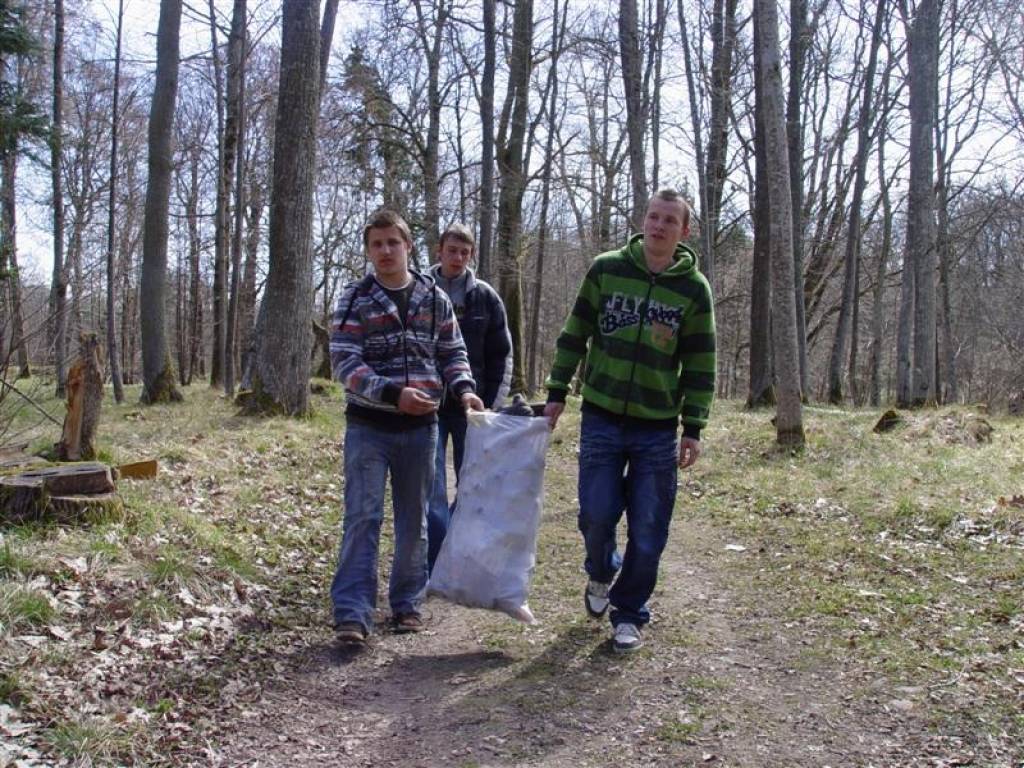 Cīravas arodvidusskolas jaunieši, atbalstot aktivitātes valstī, Lielajā talkā  piedalījās jau 22. aprīlī, kad 1.kursa automehāniķu grupas 29 jaunieši ar audzinātāju R. Figoriņu sakopa apkārtni ap skolas  mehāniskajām darbnīcām. Jaunieši...
