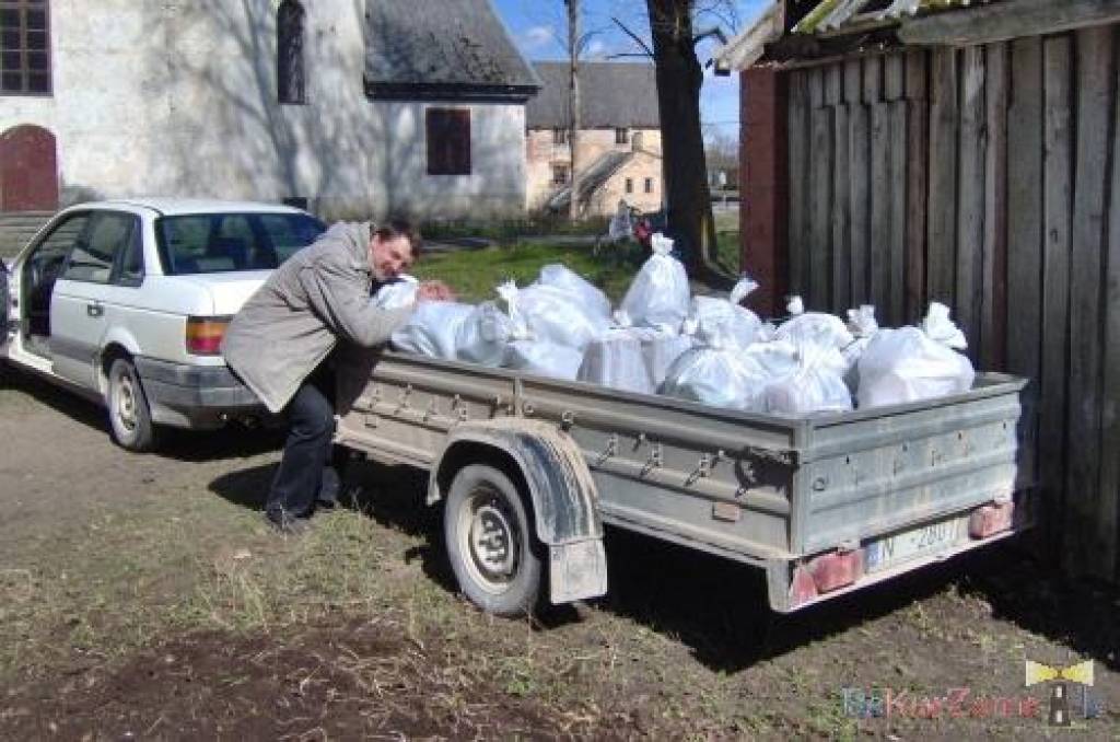 Piektdienas, 23. aprīļa, pēcpusdienā Cīravas pagasta pārvaldes darbinieki un talkas atbalstītāji sakopa "Ārsta mājas" apkārtni un daļu no parka teritorijas: grāba, tīrīja, zāģēja vecos zarus, turpat tos šķeldoja, attīrīja apkārtni no...