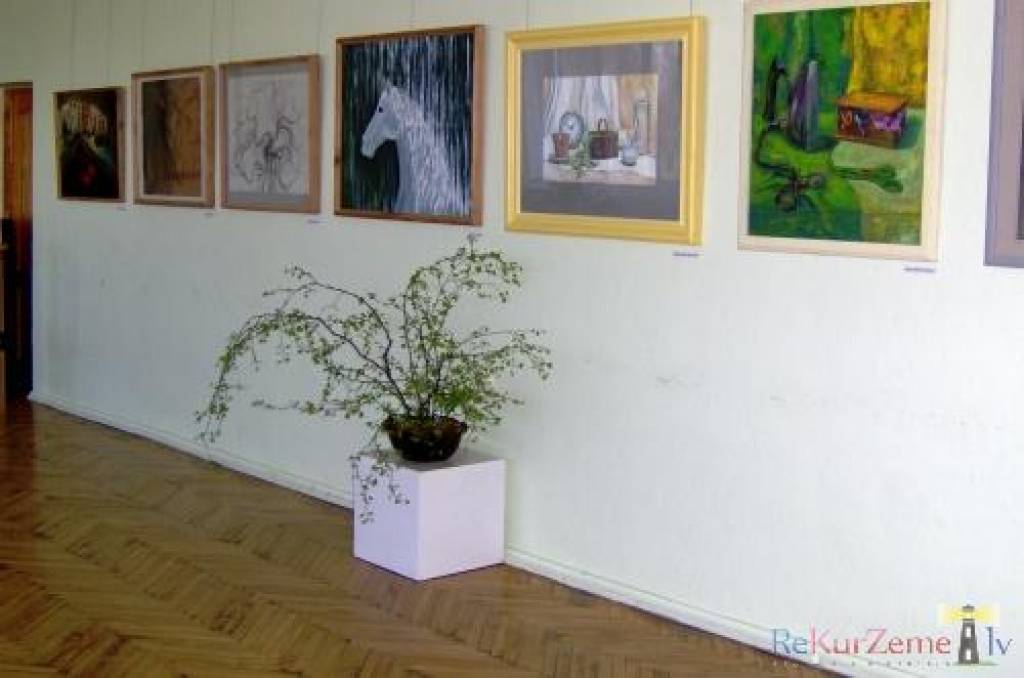 Līdz 10. maijam Cīravas pagasta pārvaldes izstāžu zālē var apskatīt Aizputes mākslas skolas pedagogu darbus.
Autors: ReKurZeme, portāls