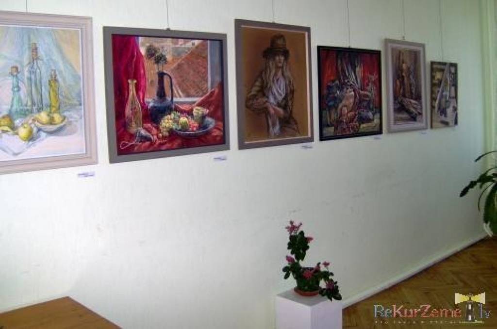 Līdz 10. maijam Cīravas pagasta pārvaldes izstāžu zālē var apskatīt Aizputes mākslas skolas pedagogu darbus.
Autors: ReKurZeme, portāls