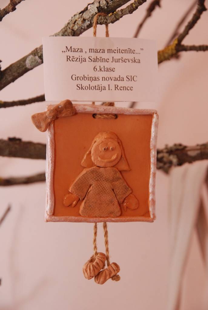 Vizuālās un lietišķās mākslas konkurss “Ritmu spēles” ir iespēja dažāda vecuma skolēniem kopā ar skolotājiem pētīt latviešu tautas ornamentus, krāsu, rakstu un līniju spēles. Tam cītīgi gatavojušies bijušā Liepājas rajona skolēni....
Autors: Iluta Dreimane