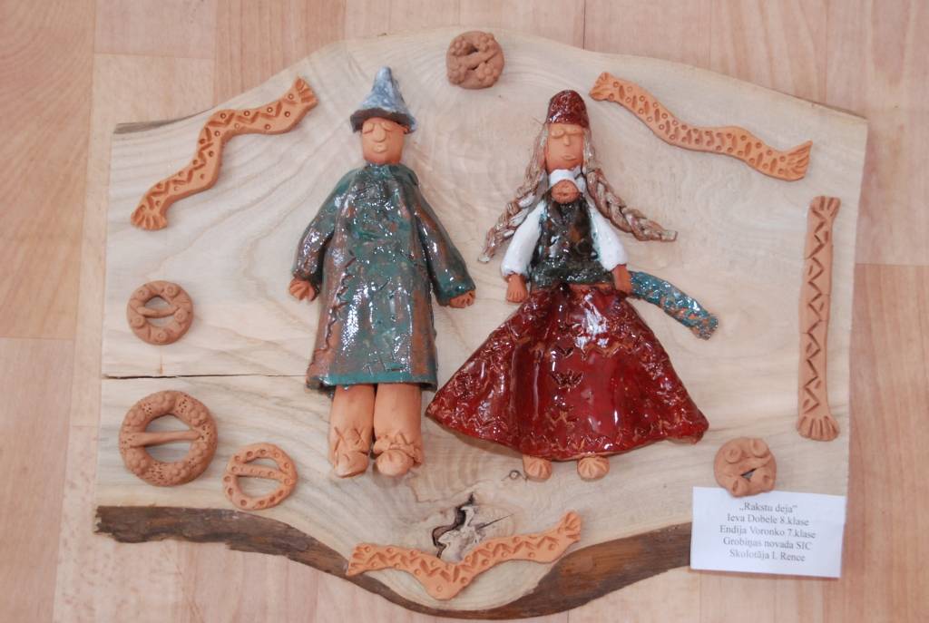 Vizuālās un lietišķās mākslas konkurss “Ritmu spēles” ir iespēja dažāda vecuma skolēniem kopā ar skolotājiem pētīt latviešu tautas ornamentus, krāsu, rakstu un līniju spēles. Tam cītīgi gatavojušies bijušā Liepājas rajona skolēni....
Autors: Iluta Dreimane