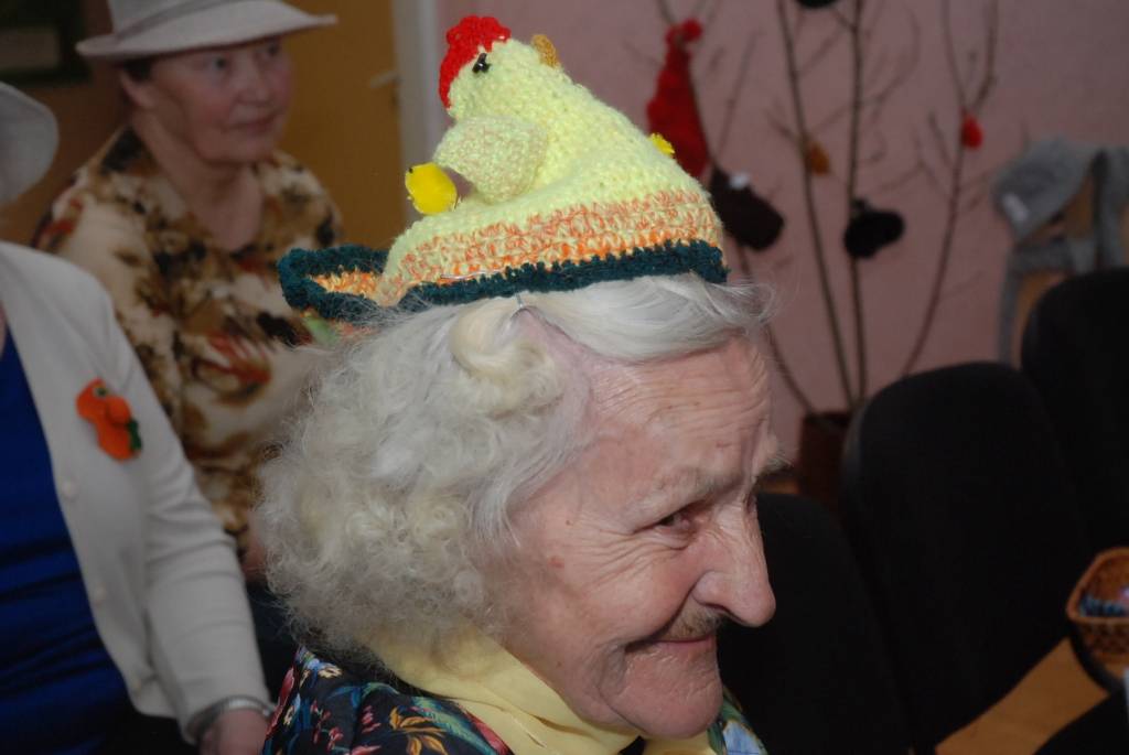 Pensionāru padomes un Vecpils pamatskolas kopīgi rīkotā Cepuru balle ievilkās līdz vēlai pēcpusdienai. Ar pašu gatavotām cepurēm izstādē piedalījās Dzintra Zvirbule, Ilona Grīna, Biruta Rudoviča, Maija Jerumane u.c. Pasākumu vadīja...
Autors: Ilze Vainovska