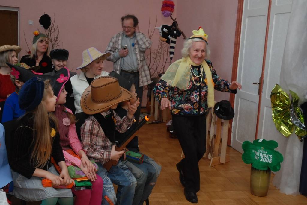 Pensionāru padomes un Vecpils pamatskolas kopīgi rīkotā Cepuru balle ievilkās līdz vēlai pēcpusdienai. Ar pašu gatavotām cepurēm izstādē piedalījās Dzintra Zvirbule, Ilona Grīna, Biruta Rudoviča, Maija Jerumane u.c. Pasākumu vadīja...
Autors: Ilze Vainovska
