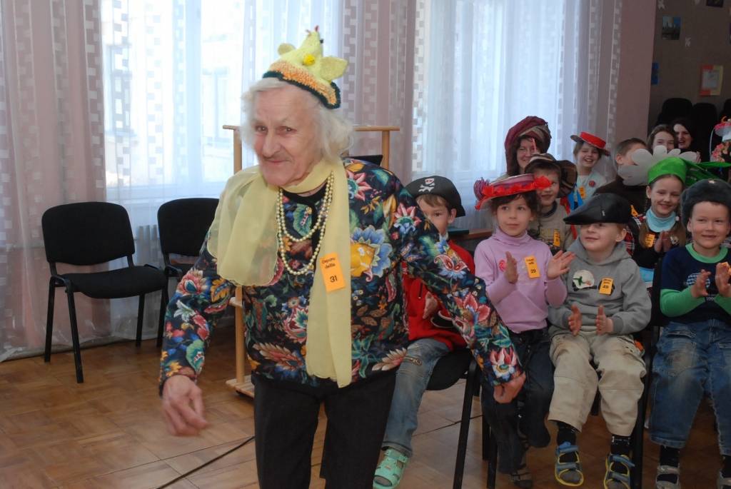 Pensionāru padomes un Vecpils pamatskolas kopīgi rīkotā Cepuru balle ievilkās līdz vēlai pēcpusdienai. Ar pašu gatavotām cepurēm izstādē piedalījās Dzintra Zvirbule, Ilona Grīna, Biruta Rudoviča, Maija Jerumane u.c. Pasākumu vadīja...
Autors: Ilze Vainovska