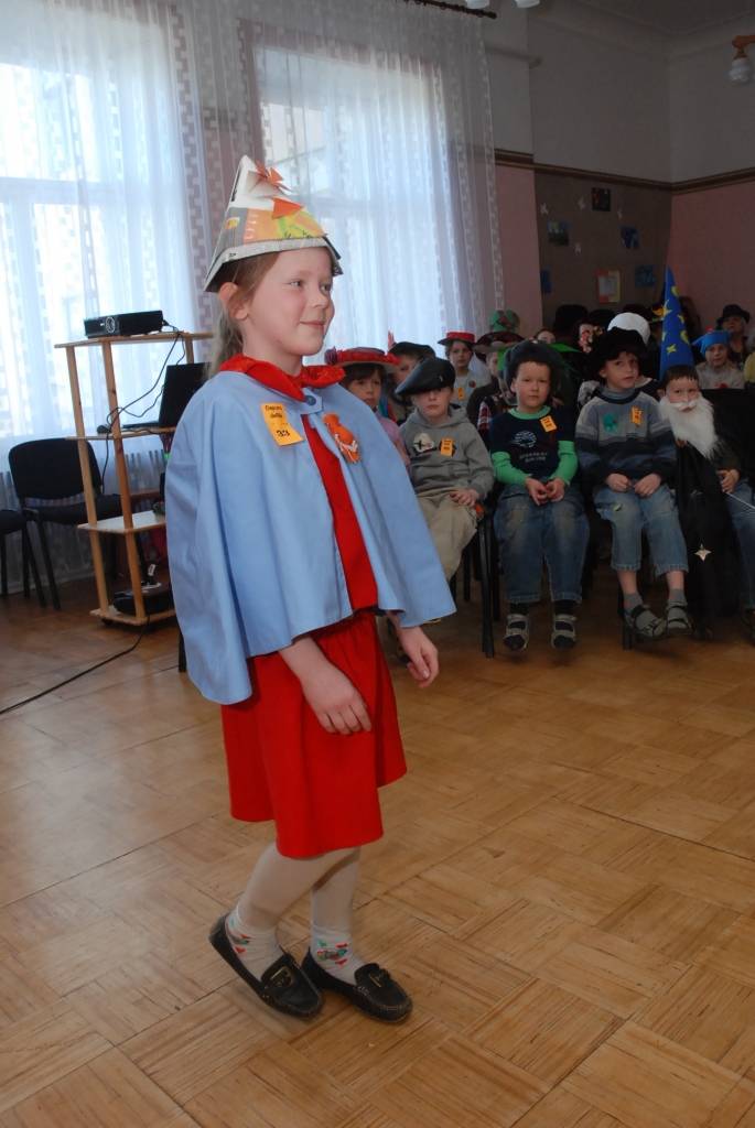 Pensionāru padomes un Vecpils pamatskolas kopīgi rīkotā Cepuru balle ievilkās līdz vēlai pēcpusdienai. Ar pašu gatavotām cepurēm izstādē piedalījās Dzintra Zvirbule, Ilona Grīna, Biruta Rudoviča, Maija Jerumane u.c. Pasākumu vadīja...
Autors: Ilze Vainovska