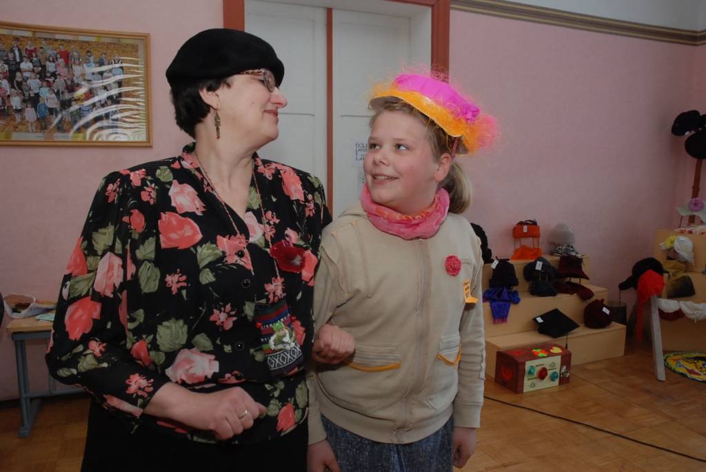 Pensionāru padomes un Vecpils pamatskolas kopīgi rīkotā Cepuru balle ievilkās līdz vēlai pēcpusdienai. Ar pašu gatavotām cepurēm izstādē piedalījās Dzintra Zvirbule, Ilona Grīna, Biruta Rudoviča, Maija Jerumane u.c. Pasākumu vadīja...
Autors: Ilze Vainovska