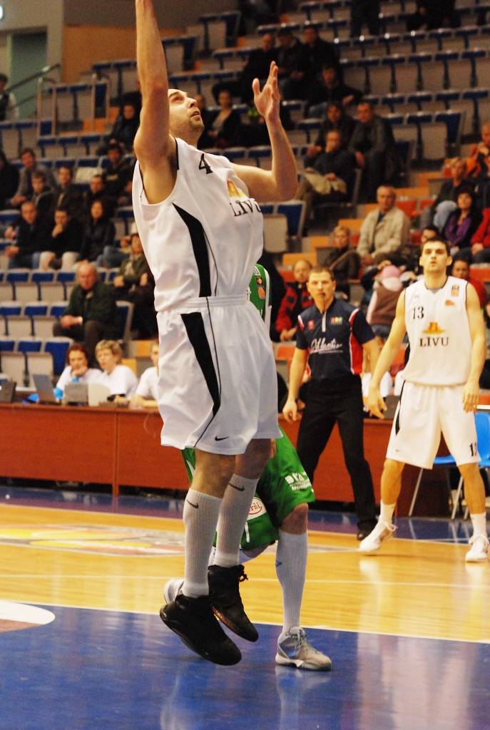 "Liepājas lauvu" basketbolisti 6. aprīlī savā laukumā Latvijas Basketbola līgas pirmās divīzijas pirmajā ceturtdaļfināla spēlē saspringtā mača galotnē atzina "Valmieras" vienības pārākumu - 72:78.
Autors: Uldis Dobelis
